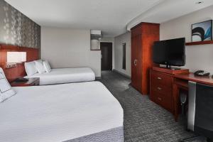 Queen Room with Two Queen Beds and Downtown/River View room in Courtyard Shreveport-Bossier City/Louisiana Boardwalk