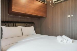 Comfortable 1BR at Nifarro Park Apartment By Travelio