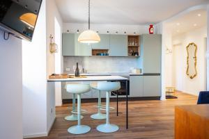 Villa Denis - Stylisches Premium Altstadt-Apartment mit Hafenblick & 2 Bädern