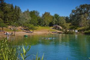 Campings Iscles 231- MH Au calme pres du lac : photos des chambres