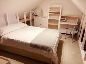 2 bed overlooking the marina, Tower Bridge!