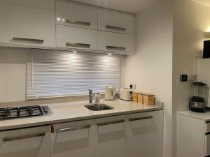 2 bed overlooking the marina, Tower Bridge!