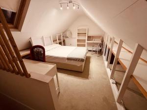 2 bed overlooking the marina, Tower Bridge!