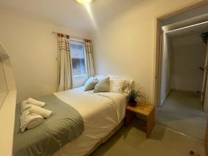 2 bed overlooking the marina, Tower Bridge!