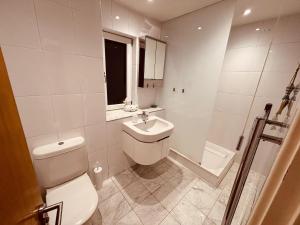 2 bed overlooking the marina, Tower Bridge!