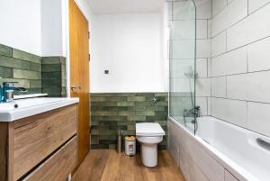 2BR Apartment with Parking, Close to York Centre