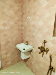 pink studio 300mtrs from morjim beach