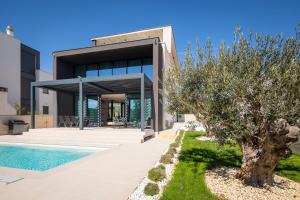 Villa Acacia with heated pool