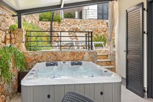 Crepsa Paradise with Jacuzzi - Couple Getaway