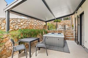 Crepsa Paradise with Jacuzzi - Couple Getaway 