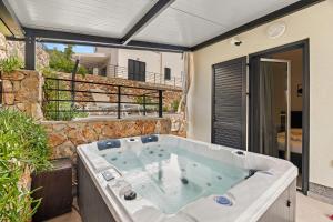 Crepsa Paradise with Jacuzzi - Couple Getaway 
