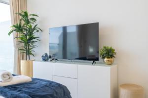 Marina & Downtown Views in Modern Studio - JVC