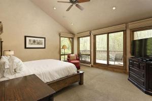 Elegant Ski Access Townhome with Snowmass Views by The Woodrun V Townhouses