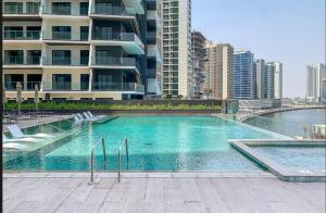 Waves - Modern Studio with Balcony in Business Bay