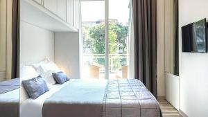 Double Room with Side Sea View room in Perla Verde Hotel