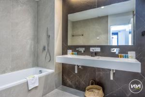 ViVi Homes - Mali Pool, Jacuzzi, Garden, Gym & Sea View