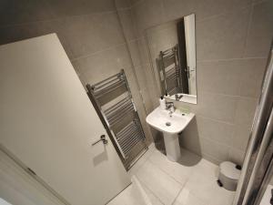 Leeds 3 Bed En-suites Apartment Retreat- Sleeps 9