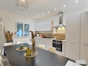Villas Maison renovee 12 pers 15mn de Lyon,35mn Eurexpo : photos des chambres