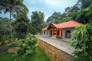 Urava Farmstay- Private waterfall, near Vagamon, Thekaddy, Munnar