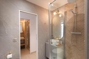 Modern 3 Bedrooms 3 Baths Full Center of Paris