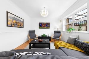 Cozylease 3-Bed Canary wharf Retreat,Near 02, Home Gym, Sports Channel,Workspace