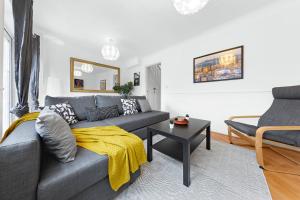 Cozylease 3-Bed Canary wharf Retreat,Near 02, Home Gym, Sports Channel,Workspace