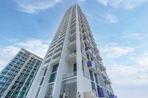 Stylish 1BR Balcony Skyline View JVC