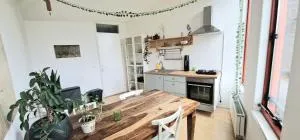 Light Apartment on top floor of 3 levels house - 韦斯普