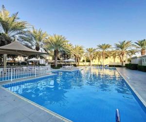 Backyard Bliss Villa in The Lakes 3BR plus maids room