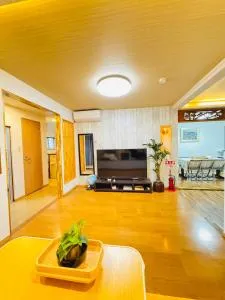 民泊晶 大阪核心车站旁 关西机场难波心斋桥直达 5 bedroom最多可住13人 团体家庭畅游大阪的不二之选 - Tondabayashi