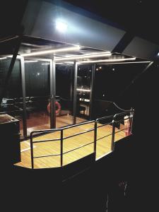 Bright Room Houseboat