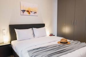 Spacious seaside flat at alimos