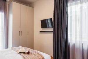 Spacious seaside flat at alimos