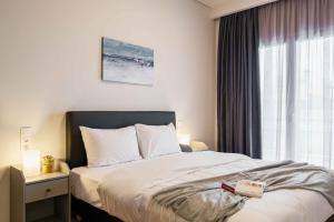 Spacious seaside flat at alimos