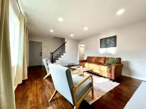 Near NIU Renovated Spacious and Pet friendly Home Welcomes Midterm Stay - Rochelle