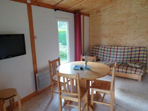 Chalets Camping Fraiteux : photos des chambres