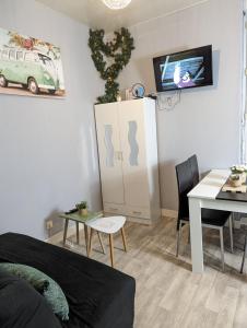 Appartements Grands Studios Maillochon acces Gare de Poitiers et Centre ville a Pieds : photos des chambres