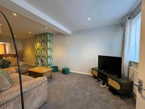 Stratton House, Sleeps 13, 6 bedrooms, Parking, Long Stay Disc