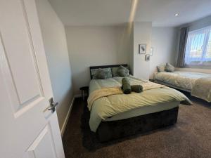 Stratton House, Sleeps 13, 6 bedrooms, Parking, Long Stay Disc