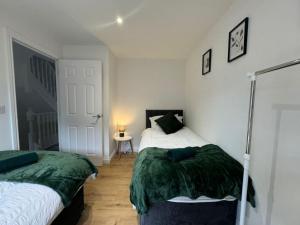 Thursday House, Sleeps 11, 5 Bedrooms, Contractors, Free Parking