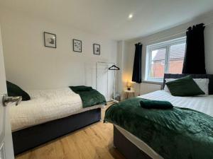 Thursday House, Sleeps 11, 5 Bedrooms, Contractors, Free Parking