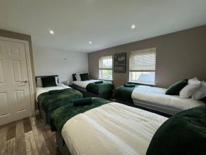 Thursday House, Sleeps 11, 5 Bedrooms, Contractors, Free Parking