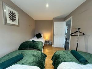 Thursday House, Sleeps 11, 5 Bedrooms, Contractors, Free Parking