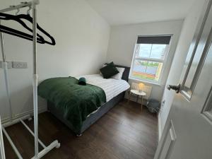 Thursday House, Sleeps 11, 5 Bedrooms, Contractors, Free Parking