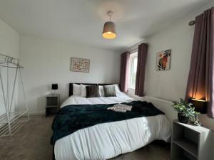 Bolehyde House, Sleeps 6, 3 Bedrooms, North Swindon location, Parking