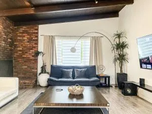 Bright 2-BR Home Near LAX with Shared Yard - SH2-LAD - 英格尔伍德