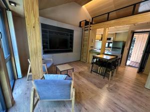 Departamento dos ambientes, muy cálido y luminoso, en el centro de SMA. 17V5