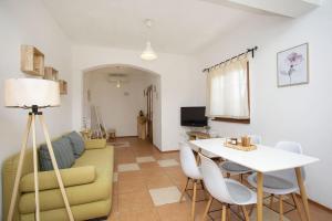 Holiday Home Deborah with Private Pool