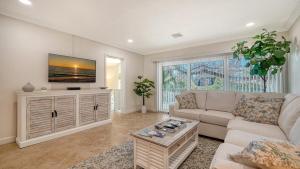 Walkable to Beach, Restaurants, Entertainment!