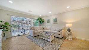 Walkable to Beach, Restaurants, Entertainment!